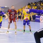 08.09.2021. Kielce. Mecz Łomża Vive Kielce - Gwardia Opole. Na zdjęciu (z lewej): Arkadiusz Moryto / Wiktor Taszłow / Radio Kielce