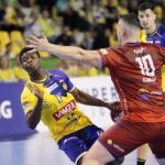 08.09.2021. Kielce. Mecz Łomża Vive Kielce - Gwardia Opole. Na zdjęciu (z prawej): Faruk Yusuf / Wiktor Taszłow / Radio Kielce