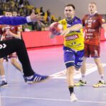 08.09.2021. Kielce. Mecz Łomża Vive Kielce - Gwardia Opole. Na zdjęciu (rzuca): Arkadiusz Moryto / Wiktor Taszłow / Radio Kielce
