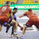 08.09.2021. Kielce. Mecz Łomża Vive Kielce - Gwardia Opole. Na zdjęciu (w środku): Faruk Yusuf / Wiktor Taszłow / Radio Kielce