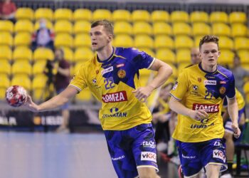 08.09.2021. Kielce. Mecz Łomża Vive Kielce - Gwardia Opole> Na zdjęciu (od lewej): Władysław Kulesz, Cezary Surgiel / Wiktor Taszłow / Radio Kielce