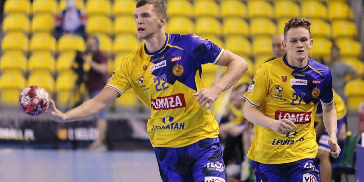 08.09.2021. Kielce. Mecz Łomża Vive Kielce - Gwardia Opole> Na zdjęciu (od lewej): Władysław Kulesz, Cezary Surgiel / Wiktor Taszłow / Radio Kielce