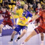 08.09.2021. Kielce. Mecz Łomża Vive Kielce - Gwardia Opole. Na zdjęciu (w środku): Artsem Karalek / Wiktor Taszłow / Radio Kielce