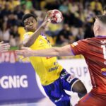 08.09.2021. Kielce. Mecz Łomża Vive Kielce - Gwardia Opole. Na zdjęciu (z lewej): Dylan Nahi / Wiktor Taszłow / Radio Kielce