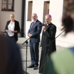 09.09.2021. Kielce. Rajd „Kieleccy Westerplatczycy - śladami bohaterów II wojny światowej”. Na zdjęciu (od lewej): Ewa Chabielska - dyrektor Wzgórza Zamkowego, wicewojewoda Rafał Nowak, biskup Marian Florczyk / Wiktor Taszłow / Radio Kielce