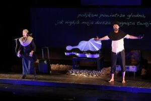 10.09.2021. Kielce. Teatr im. Stefana Żeromskiego. Spektakl „Dziewczyna ze strunami” / Wiktor Taszłow / Radio Kielce