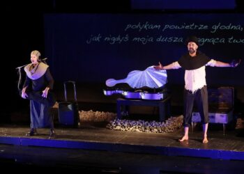 10.09.2021. Kielce. Teatr im. Stefana Żeromskiego. Spektakl „Dziewczyna ze strunami” / Wiktor Taszłow / Radio Kielce