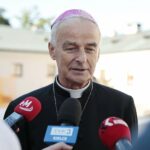 09.09.2021. Kielce. Rajd „Kieleccy Westerplatczycy - śladami bohaterów II wojny światowej”. Na zdjęciu: biskup Marian Florczyk / Wiktor Taszłow / Radio Kielce