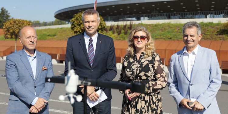 09.09.2021. Kielce. Konferencja przed I Festiwalem Wiatru. Na zdjęciu (od lewej): Dariusz Detka – dyrektor Wydziału Przedsiębiorczości i Komunikacji Społecznej, Bogdan Wenta – prezydent Kielc, Iwona Sabat – kierownik Biura Promocji i Współpracy z Zagranicą urzędu miasta, prof. Jerzy Piotrowski – przedstawiciel Politechniki Świętokrzyskiej / Wiktor Taszłow / Radio Kielce