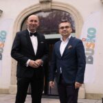 29.09.2021. Warszawa. Zamek Ujazdowski. Koncert Muzyki Polskiej promujący Międzynarodowy Festiwal Muzyczny im. Krystyny Jamróz w Busku-Zdroju. Na zdjęciu (od lewej): Marcin Perz - prezes Specjalnej Strefy Ekonomicznej Starachowice i Marcin Różycki - wiceprezes Polskiej Organizacji Turystycznej / Wiktor Taszłow / Radio Kielce