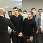 10.09.2021. Kielce. Teatr im. Stefana Żeromskiego. Spektakl „Dziewczyna ze strunami” / Wiktor Taszłow / Radio Kielce