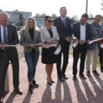 14.09.2021. Kielce. Przekazanie kluczy lokatorom do mieszkań komunalnych. Na zdjęciu (od lewej): Krzysztof Miernik - dyrektor MZB, Joanna Winiarska - wiceprzewodnicząca Rady Miasta Kielce, Marianna Noworycka-Gniatkowska - radna, Bogdan Wenta - prezydent Kielc, Jarosław Karyś - przewodniczący Rady Miasta Kielce, Tadeusz Kozior - radny, Anna Myślińska - radna / Wiktor Taszłow / Radio Kielce