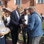 14.09.2021. Kielce. Przekazanie kluczy lokatorom do mieszkań komunalnych. Na zdjęciu (od lewej): Joanna Winiarska - wiceprzewodnicząca Rady Miasta Kielce, Bogdan Wenta - prezydent Kielc, Jarosław Karyś - przewodniczący Rady Miasta Kielce / Wiktor Taszłow / Radio Kielce