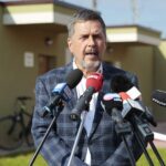 14.09.2021. Kielce. Przekazanie kluczy lokatorom do mieszkań komunalnych. Na zdjęciu: Jarosław Karyś - przewodniczący Rady Miasta Kielce / Wiktor Taszłow / Radio Kielce