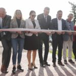 14.09.2021. Kielce. Przekazanie kluczy lokatorom do mieszkań komunalnych. Na zdjęciu (od lewej): Krzysztof Miernik - dyrektor MZB, Joanna Winiarska - wiceprzewodnicząca Rady Miasta Kielce, Marianna Noworycka-Gniatkowska - radna, Bogdan Wenta - prezydent Kielc, Jarosław Karyś - przewodniczący Rady Miasta Kielce, Tadeusz Kozior - radny, Anna Myślińska - radna / Wiktor Taszłow / Radio Kielce