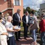 14.09.2021. Kielce. Przekazanie kluczy lokatorom do mieszkań komunalnych. Na zdjęciu (w środku): Bogdan Wenta - prezydent Kielc, Jarosław Karyś - przewodniczący Rady Miasta Kielce / Wiktor Taszłow / Radio Kielce