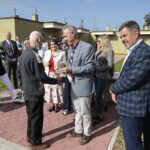 14.09.2021. Kielce. Przekazanie kluczy lokatorom do mieszkań komunalnych. Na zdjęciu (od lewej_: Tadeusz Kozior - radny, Joanna Winiarska - wiceprzewodnicząca Rady Miasta Kielce, Jarosław Karyś - przewodniczący Rady Miasta Kielce, Bogdan Wenta - prezydent Kielc / Wiktor Taszłow / Radio Kielce