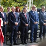 14.09.2021. Święty Krzyż. Uroczystości odpustowe na Świętym Krzyżu. Na zdjęciu (od lewej): Andrzej Gąsior - burmistrz Nowej Słupi, Rafał Nowak - wicewojewoda świętokrzyski, Andrzej Kryj - poseł PiS, Stefan Bąk - członek zarządu powiatu kieleckiego i Sławomir Kopacz - wójt Bielin / Wiktor Taszłow / Radio Kielce