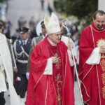 14.09.2021. Święty Krzyż. Poświęcenie kopca księcia Adama Czartoryskiego. Na zdjęciu (w środku): Krzysztof Nitkiewicz - bp. sandomierski / Wiktor Taszłow / Radio Kielce