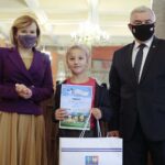 20.09.2021. Kielce. Wręczenie nagród laureatom konkursu "Dobry bo Polski". Na zdjęciu (od lewej): Anna Krupka - wiceminister kultury, dziedzictwa narodowego i sportu, Agata Gola - II miejsce, Andrzej Bętkowski - marszałek województwa świętokrzyskiego / Wiktor Taszłow / Radio Kielce