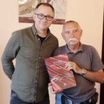 15.09.2021. Kielce. Prezentacja nowego wydawnictwa „Pieśni dawnej Kielecczyzny”. Na zdjęciu (od lewej): Michał Stachurski - Wojewódzki Dom Kultury i Jerzy Gumuła - pomysłodawca i autor wydawnictwa / Wiktor Taszłow / Radio Kielce