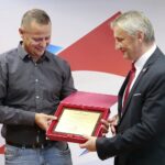 15.09.2021. Kielce. Spotkanie wojewody świętokrzyskiego z paraolimpijczykami. Na zdjęciu (od lewej): Łukasz Ciszek, Zbigniew Koniusz - wojewoda świętokrzyski / Wiktor Taszłow / Radio Kielce