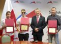 15.09.2021. Kielce. Spotkanie wojewody świętokrzyskiego z paraolimpijczykami. Na zdjęciu (od lewej): Maksym Chudzicki, Wojciech Makowski, Zbigniew Koniusz - wojewoda świętokrzyski, Łukasz Ciszek / Wiktor Taszłow / Radio Kielce