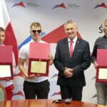 15.09.2021. Kielce. Spotkanie wojewody świętokrzyskiego z paraolimpijczykami. Na zdjęciu (od lewej): Maksym Chudzicki, Wojciech Makowski, Zbigniew Koniusz - wojewoda świętokrzyski, Łukasz Ciszek / Wiktor Taszłow / Radio Kielce