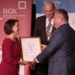 15.09.2021. Kielce. Mała scena KCK. Wręczenie statuetek NOVATOR 2020. Na zdjęciu (od lewej): Edyta Demby-Siwek - prezes Urzędu Patentowego UPRP, Cezary Tkaczyk - prezydent Staropolskiej Izby Przemysłowo- Handlowej, Piotr Niewadzi - dyrektor handlowy Centrostal S.A. / Wiktor Taszłow / Radio Kielce