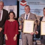 15.09.2021. Kielce. Mała scena KCK. Wręczenie statuetek NOVATOR 2020. Na zdjęciu (od lewej): Cezary Tkaczyk - prezydent Staropolskiej Izby Przemysłowo- Handlowej, Edyta Demby-Siwek - prezes Urzędu Patentowego UPRP, Rafał Chaba – prezes zarządu firmy Globtrak, Piotr Niewadzi - dyrektor handlowy Centrostal S.A. / Wiktor Taszłow / Radio Kielce