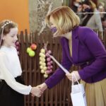 20.09.2021. Kielce. Wręczenie nagród laureatom konkursu "Dobry bo Polski". Na zdjęciu: Zuzanna Zroślak - I miejsce, Anna Krupka - wiceminister kultury, dziedzictwa narodowego i sportu / Wiktor Taszłow / Radio Kielce