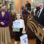 20.09.2021. Kielce. Wręczenie nagród laureatom konkursu "Dobry bo Polski". Na zdjęciu (od lewej): Anna Krupka - wiceminister kultury, dziedzictwa narodowego i sportu, Zuzanna Zroślak - I miejsce, Andrzej Bętkowski - marszałek województwa świętokrzyskiego / Wiktor Taszłow / Radio Kielce