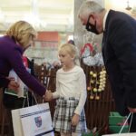 20.09.2021. Kielce. Wręczenie nagród laureatom konkursu "Dobry bo Polski". Na zdjęciu (od lewej): Anna Krupka - wiceminister kultury, dziedzictwa narodowego i sportu, Amelia Gruszczyńska - III miejsce, Andrzej Bętkowski - marszałek województwa świętokrzyskiego / Wiktor Taszłow / Radio Kielce