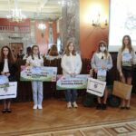 20.09.2021. Kielce. Wręczenie nagród laureatom konkursu "Dobry bo Polski". Na zdjęciu (od lewej): Eliza Kwiatkowska - II miejsce, Andrzej Bętkowski - marszałek województwa świętokrzyskiego / Wiktor Taszłow / Radio Kielce