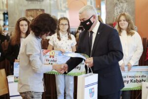 20.09.2021. Kielce. Wręczenie nagród laureatom konkursu "Dobry bo Polski". Na zdjęciu (od lewej): Maja Wróbel -