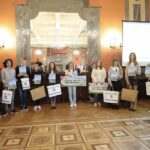 20.09.2021. Kielce. Wręczenie nagród laureatom konkursu "Dobry bo Polski". Na zdjęciu (od lewej): Karol Opozda - wyróżnienie, Andrzej Bętkowski - marszałek województwa świętokrzyskiego / Wiktor Taszłow / Radio Kielce