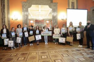 20.09.2021. Kielce. Wręczenie nagród laureatom konkursu "Dobry bo Polski". Na zdjęciu (od lewej): Karol Opozda - wyróżnienie, Andrzej Bętkowski - marszałek województwa świętokrzyskiego / Wiktor Taszłow / Radio Kielce