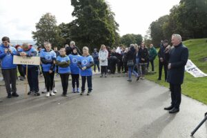 22.09.2021. Kielce. Przełajowy Bieg Integracyjny - Rajd Górniczym Szlakiem. Na zdjęciu (po prawej): Zbigniew Koniusz - wojewoda świętokrzyski / Wiktor Taszłow / Radio Kielce