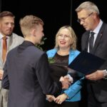 22.09.2021. Kielce. Mała scena KCK. Nagrody "Nadzieje Kielc". Na zdjęciu (od lewej): Marcin Chłodnicki - wiceprezydent Kielc, Szymon Bruśnicki, Anna Kibort - radna, Bogdan Wenta - prezydent Kielc. / Wiktor Taszłow / Radio Kielce