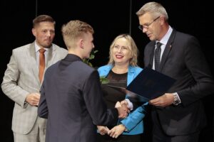 22.09.2021. Kielce. Mała scena KCK. Nagrody "Nadzieje Kielc". Na zdjęciu (od lewej): Marcin Chłodnicki - wiceprezydent Kielc, Szymon Bruśnicki, Anna Kibort - radna, Bogdan Wenta - prezydent Kielc. / Wiktor Taszłow / Radio Kielce