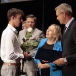 22.09.2021. Kielce. Mała scena KCK. Nagrody "Nadzieje Kielc". Na zdjęciu (od lewej): Jan Fortunki, Marcin Chłodnicki - wiceprezydent Kielc, Anna Kibort - radna, Bogdan Wenta - prezydent Kielc. / Wiktor Taszłow / Radio Kielce