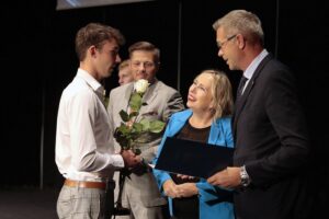 22.09.2021. Kielce. Mała scena KCK. Nagrody "Nadzieje Kielc". Na zdjęciu (od lewej): Jan Fortunki, Marcin Chłodnicki - wiceprezydent Kielc, Anna Kibort - radna, Bogdan Wenta - prezydent Kielc. / Wiktor Taszłow / Radio Kielce