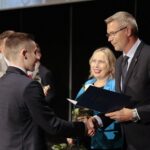 22.09.2021. Kielce. Mała scena KCK. Nagrody "Nadzieje Kielc". Na zdjęciu (od lewej): Piotr Gołąb, Anna Kibort - radna, Bogdan Wenta - prezydent Kielc. / Wiktor Taszłow / Radio Kielce