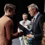 22.09.2021. Kielce. Mała scena KCK. Nagrody "Nadzieje Kielc". Na zdjęciu (od lewej): Piotr Michalski, Marcin Chłodnicki - wiceprezydent Kielc, Bogdan Wenta - prezydent Kielc. / Wiktor Taszłow / Radio Kielce