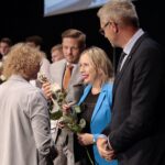 22.09.2021. Kielce. Mała scena KCK. Nagrody "Nadzieje Kielc". Na zdjęciu (od lewej): mama Natalii Nadrzewia, Marcin Chłodnicki - wiceprezydent Kielc, Anna Kibort - radna, Bogdan Wenta - prezydent Kielc. / Wiktor Taszłow / Radio Kielce