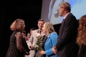 22.09.2021. Kielce. Mała scena KCK. Nagrody "Nadzieje Kielc". Na zdjęciu (od lewej): Julia Palmowska, Marcin Chłodnicki - wiceprezydent Kielc, Anna Kibort - radna, Bogdan Wenta - prezydent Kielc. / Wiktor Taszłow / Radio Kielce