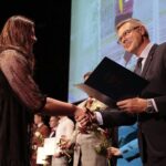 22.09.2021. Kielce. Mała scena KCK. Nagrody "Nadzieje Kielc". Na zdjęciu (od lewej): Zuzanna Pałyga, Bogdan Wenta - prezydent Kielc. / Wiktor Taszłow / Radio Kielce