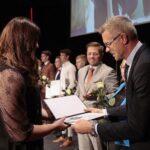 22.09.2021. Kielce. Mała scena KCK. Nagrody "Nadzieje Kielc". Na zdjęciu (od lewej): Zuzanna Pałyga, Marcin Chłodnicki - wiceprezydent Kielc, Bogdan Wenta - prezydent Kielc. / Wiktor Taszłow / Radio Kielce