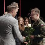 22.09.2021. Kielce. Mała scena KCK. Nagrody "Nadzieje Kielc". Na zdjęciu (od lewej): Marcin Chłodnicki - wiceprezydent Kielc, Jakub Stachurka. / Wiktor Taszłow / Radio Kielce