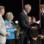 22.09.2021. Kielce. Mała scena KCK. Nagrody "Nadzieje Kielc". Na zdjęciu (od lewej): Marcin Chłodnicki - wiceprezydent Kielc, Anna Kibort - radna, Bogdan Wenta - prezydent Kielc, Cezary Surgiel. / Wiktor Taszłow / Radio Kielce